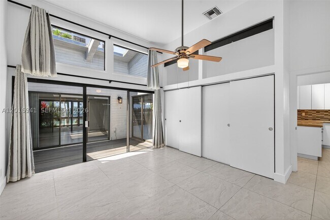 Building Photo - 2619 Parkview Dr S