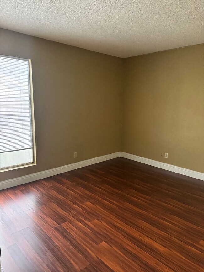 Building Photo - 4814 E Rialto Ave