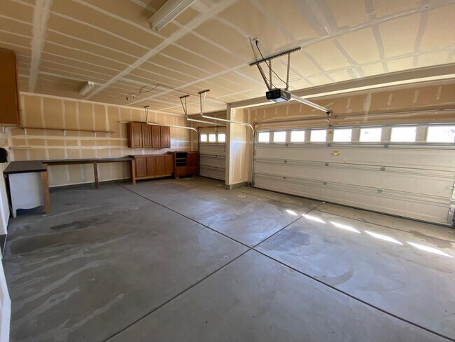 Building Photo - Lincoln 4 bedroom on quiet court.