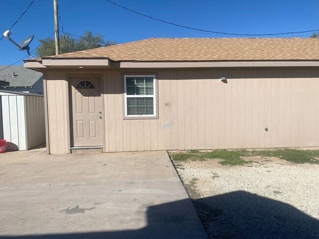 Building Photo - FULLY FURNISHED - ALL BILLS PAID Apartment in Big Spring TX