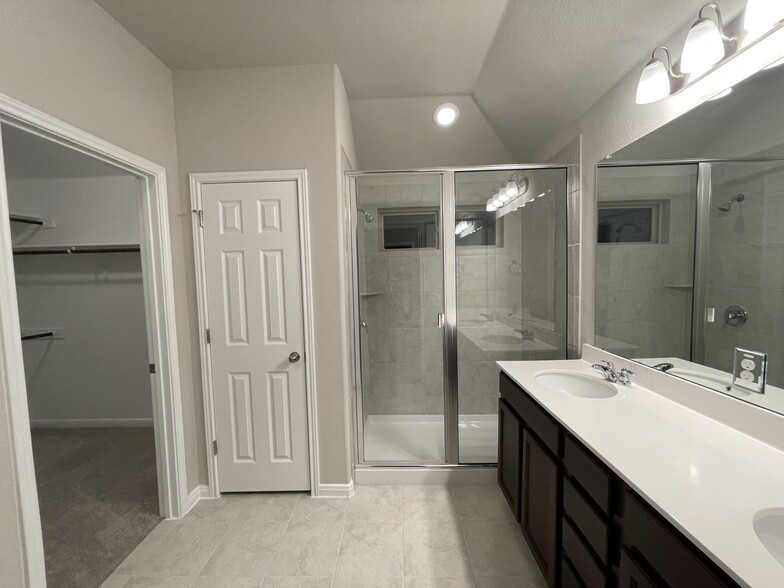 Building Photo - 300 La Joya Pass