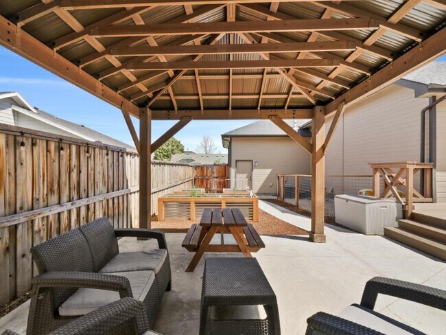 Building Photo - 695 W Riodosa Dr