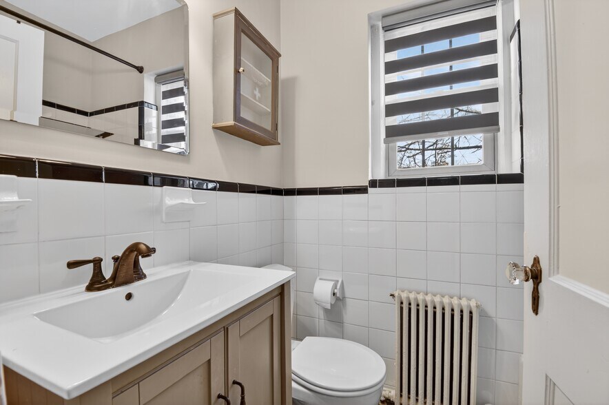 En-suite bathroom - 3925 Davis Pl NW