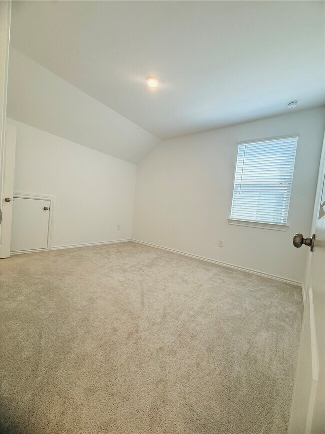 Building Photo - 15826 Dove Holw Dr