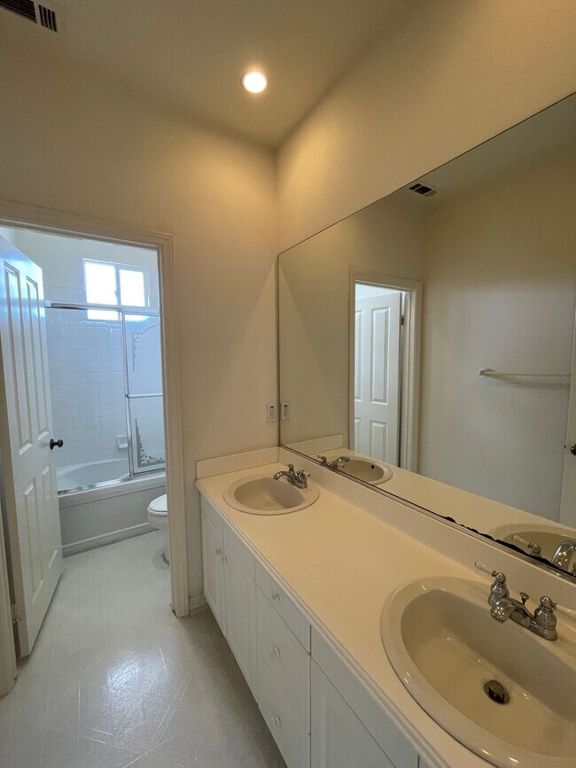 Building Photo - 9707 Deer Trail Dr