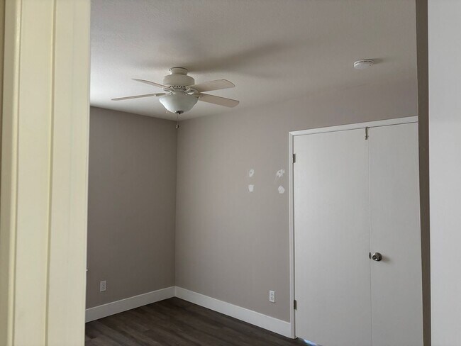 Building Photo - Rare 3 bedroom, 2 bathroom unit in the desirable Lincoln Village West neighborhood! Nearly 1350 s...