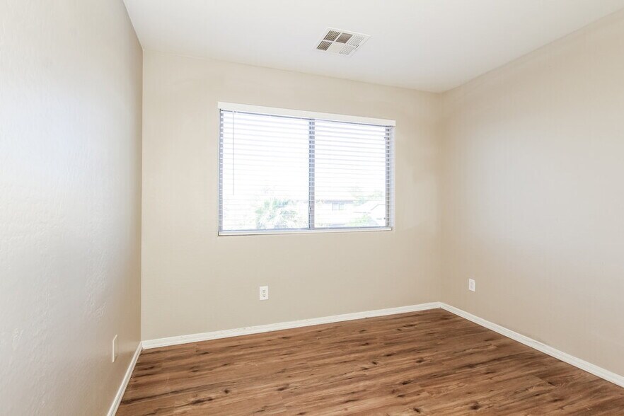 Building Photo - 6216 S 52nd Dr