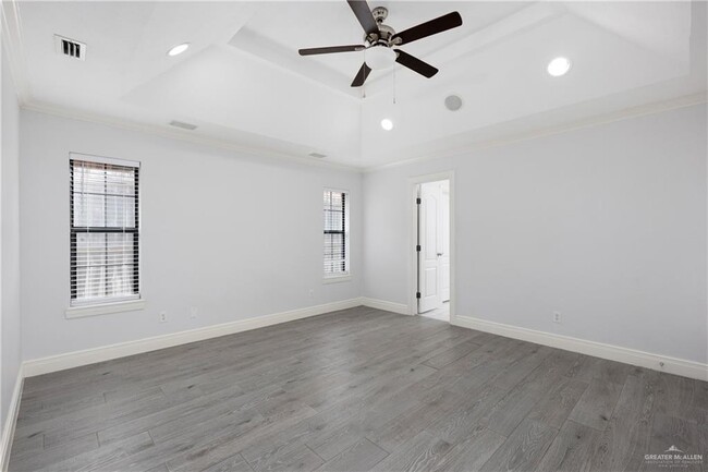 Building Photo - 404 E Cardinal Ave