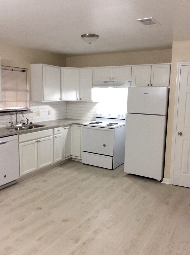Building Photo - SPACIOUS NEWLY RENOVATED HOUSE