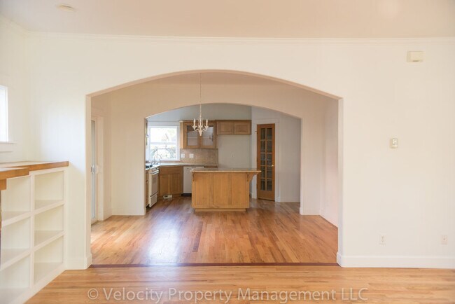 Building Photo - Urban Farmhouse! Lovely 4 Bedroom Eastside Home.
