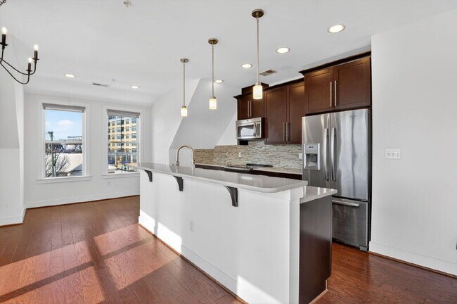 Building Photo - 1107 S Walter Reed Dr