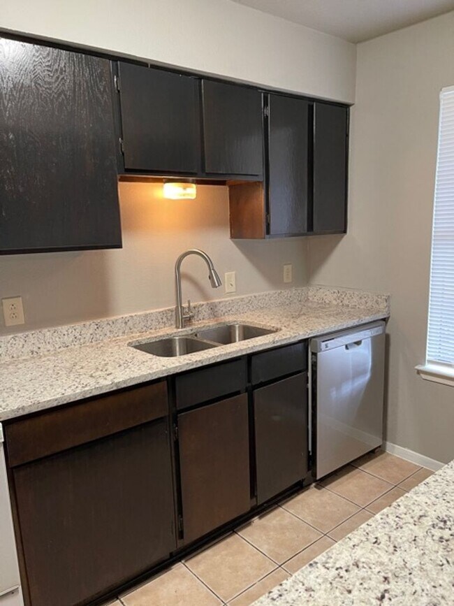 Building Photo - 919-921 West Rochelle Road