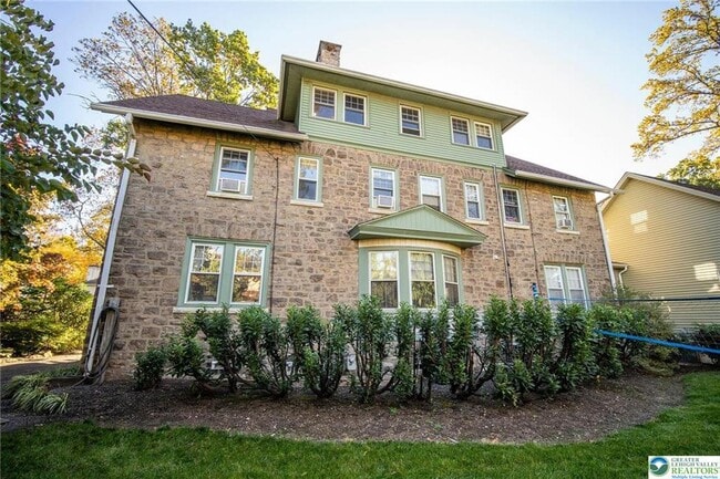 Building Photo - 313 Edgewood Dr