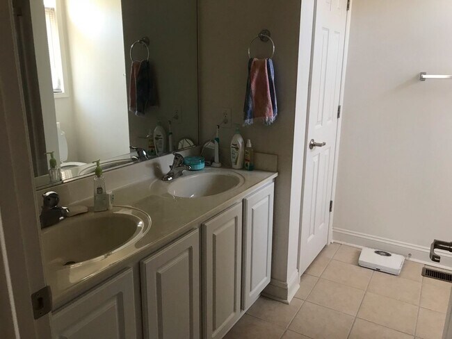 Building Photo - 3BR, 3Ba Villa in Pikes Place  1400 Sq Ft