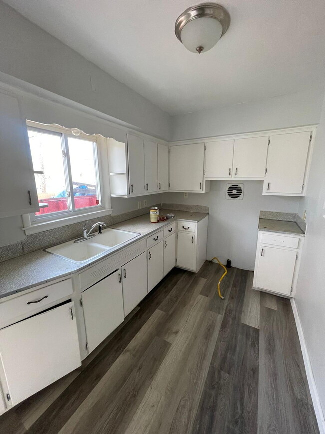 Building Photo - Bright and Functional 2-Bedroom Rental in Flint