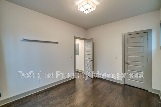 Building Photo - 917B Spain Ave
