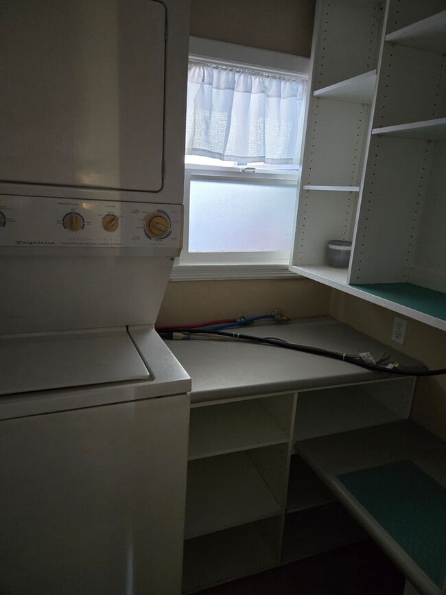 Building Photo - 1 bedroom apartment-steps from the beach