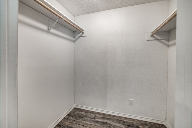 Building Photo - Updated 3BD with Granite Counters