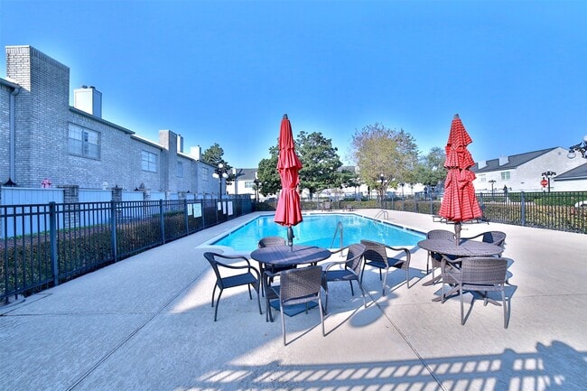 Building Photo - 532 Wilcrest Dr