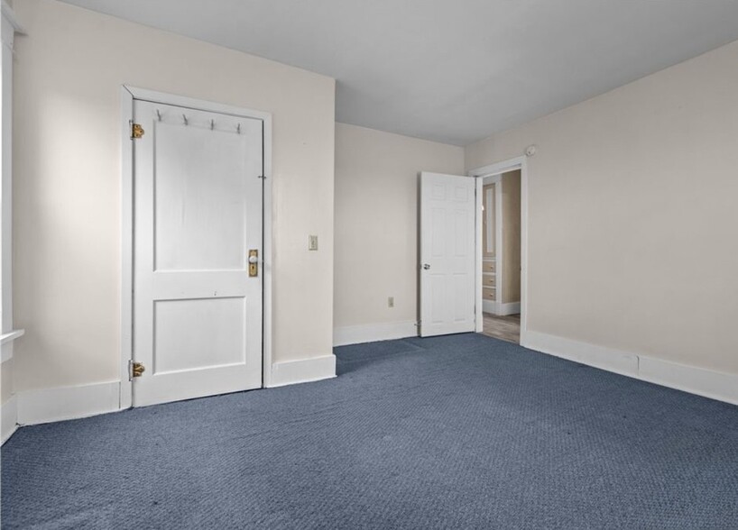 Building Photo - 215 N Mercer Ave