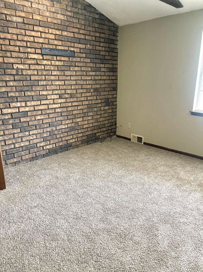 Building Photo - Spacious All Electric Townhome Near Downtown Independence