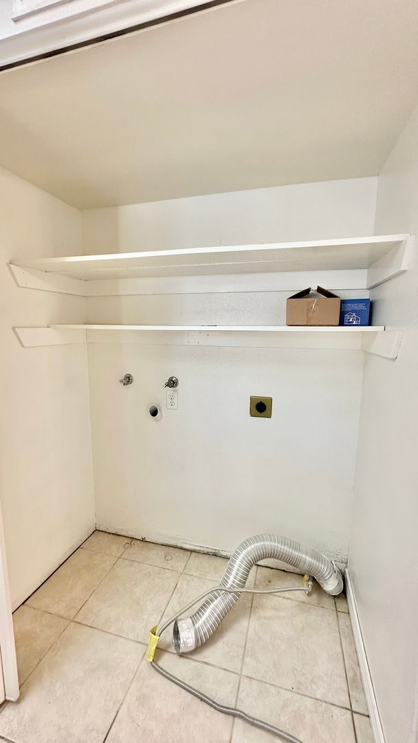 Building Photo - Lovely Downstairs, Entry Level Condo Unit ...