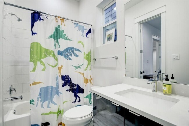 Building Photo - 808 Fisher St