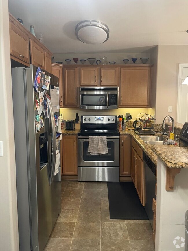 Building Photo - 2 Bedroom, 2 Bath Upgraded Condo in Claire...