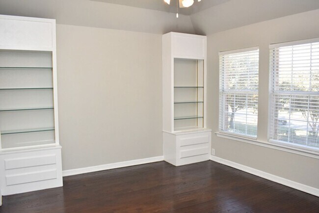Building Photo - AVAILABLE NOW! Prestigious 5-3.5-3 w POOL ...