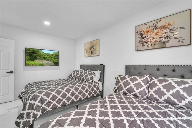 Building Photo - 1208 N 25th Ave