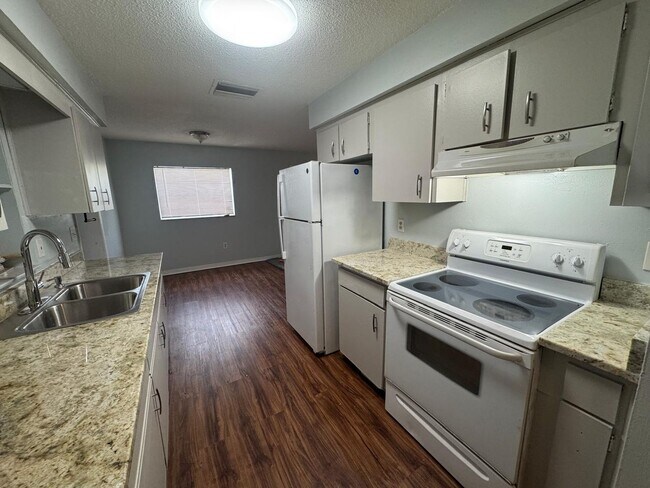 Building Photo - Charming Three Bedroom One Bathroom House ...