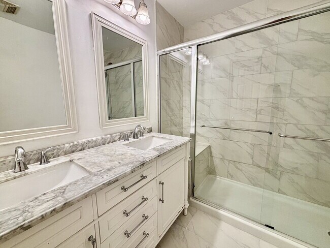 Building Photo - Gorgeous Updated Home in Virginia Beach!