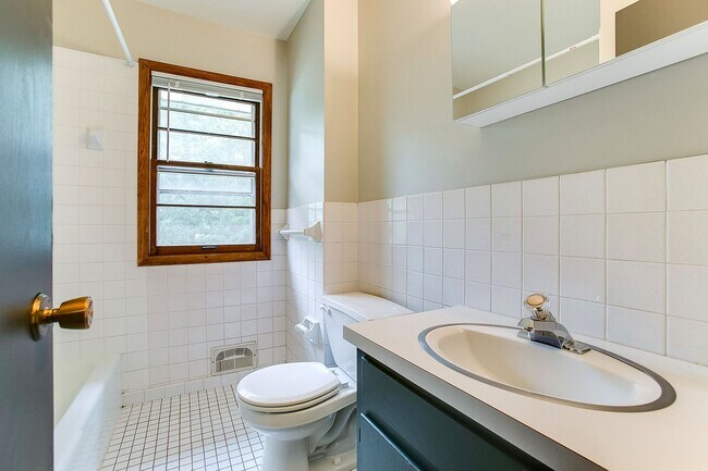 Building Photo - Updated 3 Bedroom Duplex in Battle Creek