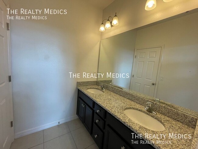 Building Photo - 3 BEDROOM/ 2 BATHROOM TOWNHOME IN ORLANDO