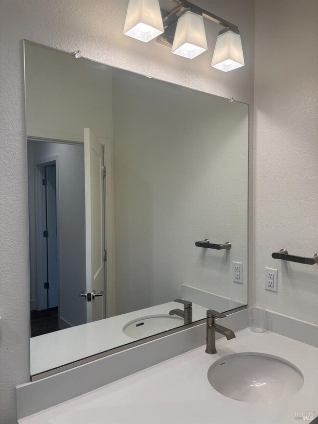 Building Photo - 1468 Oak Cir