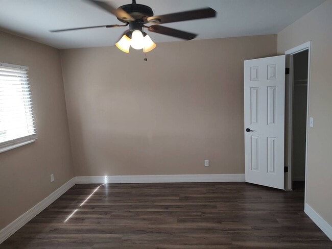 Building Photo - 3 Bedroom - 2  Bedroom - 1656 Sq. Ft - Cas...