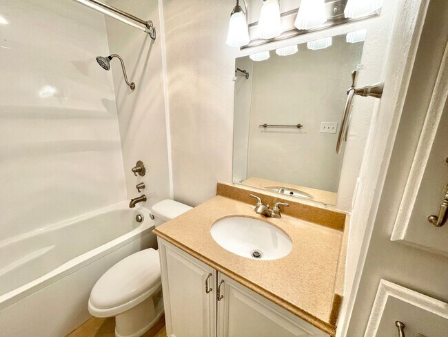 Building Photo - Gorgeous 3/2 recently renovated in homey neighborhood