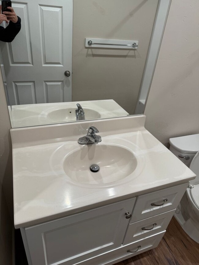 Building Photo - Spacious 3 Bedroom, 2 Bath Home with Garage & Fenced Yard!