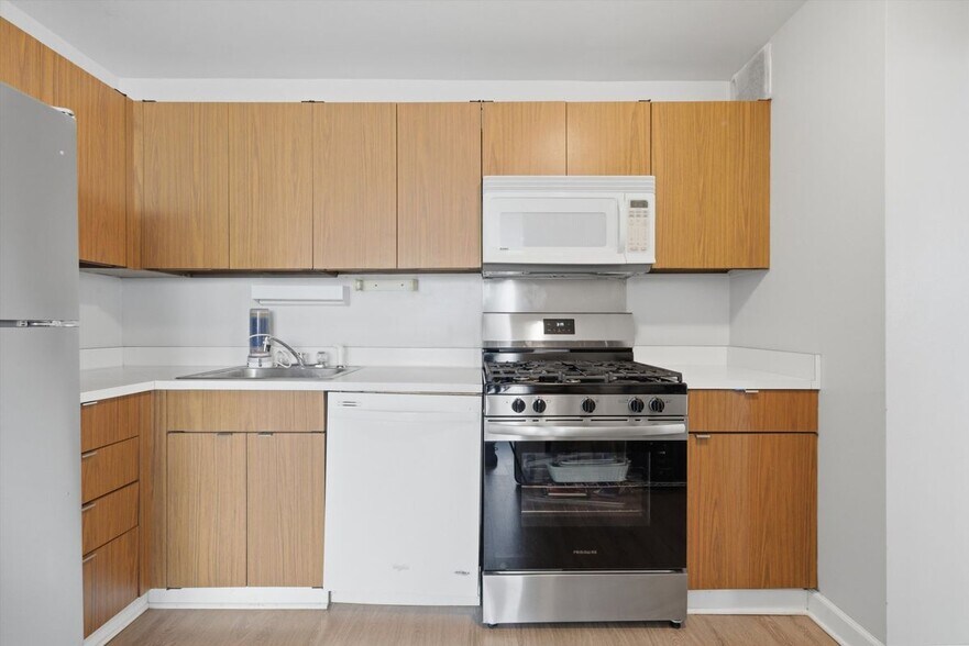 Building Photo - 2800 N Lake Shore Dr