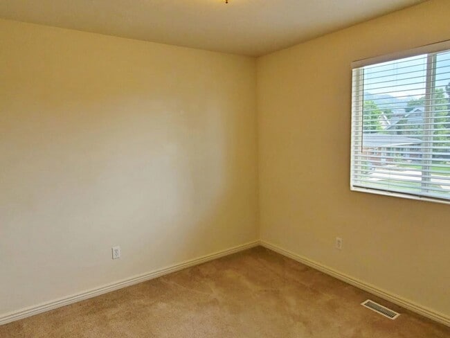 Building Photo - 2 Bd 1.5 Bath Duplex in Milcreek