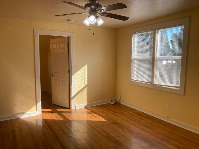 Building Photo - Charming 2nd Level Killingsworth Ct Retreat!