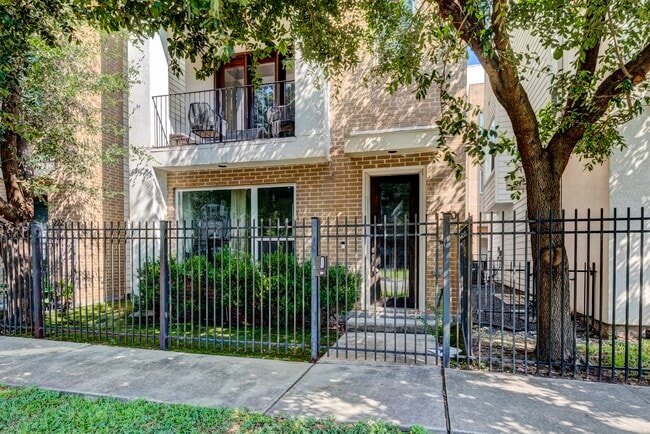 Primary Photo - 1220 Summer St