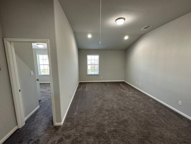 Building Photo - GORGEOUS 4BR 2.5 BATH WITH LOTS OF NEIGHBO...
