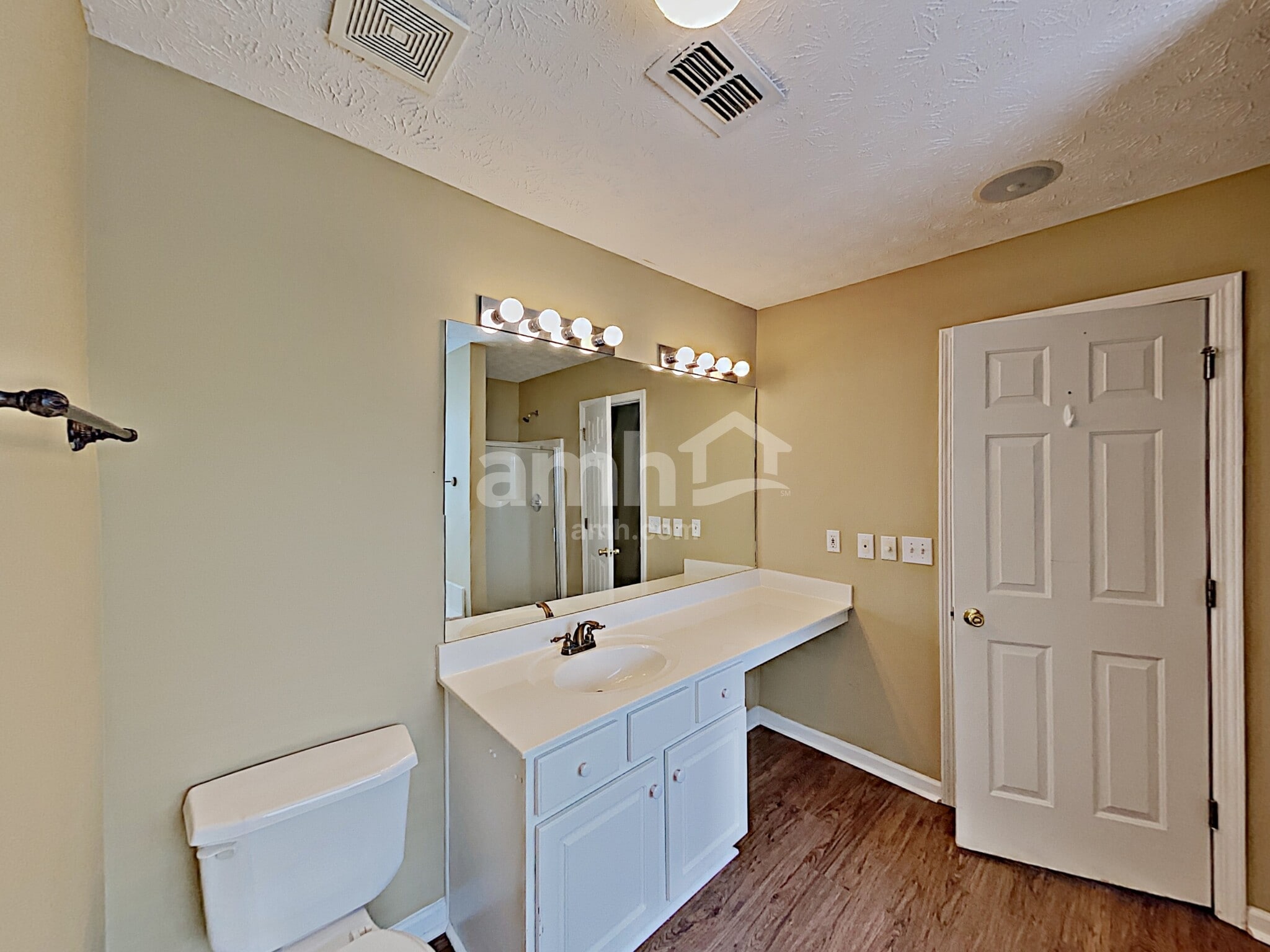 Building Photo - 517 Lazy River Ln