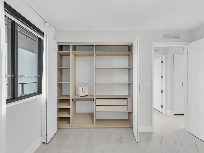 Building Photo - 700 NE 24th St