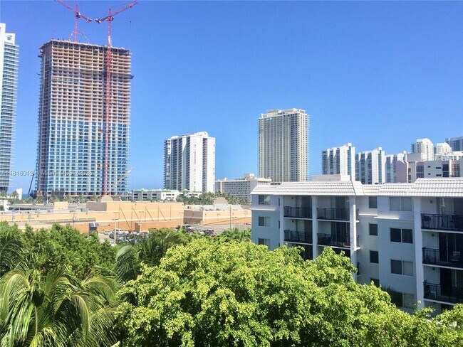 Building Photo - 17145 N Bay Rd