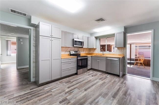 Building Photo - 2112 S Van Patten Pl