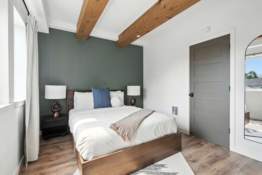 Building Photo - 925 NE 23rd Ave