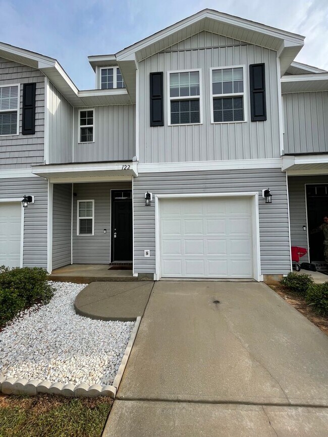 Building Photo - *** MOVE IN SPECIAL! Half OFF 1st Month's Rent!