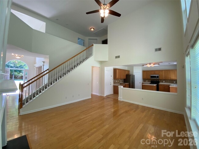 Building Photo - 9901 Hazelview Dr